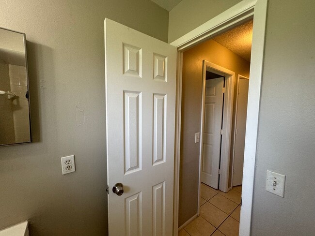 Building Photo - FANTASTIC 2 Bed 2 Bath Duplex with a HUGE ...