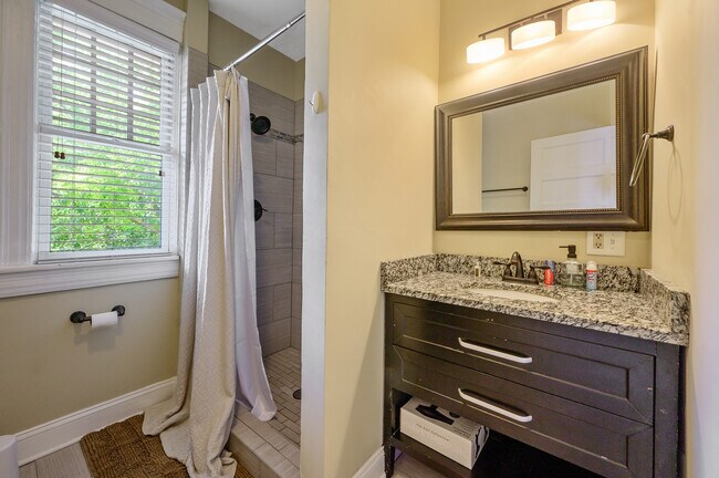 Primary bath - 1608 Fayetteville St