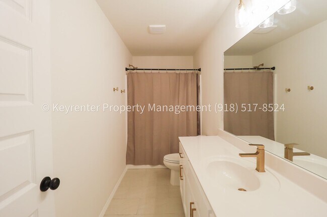 Building Photo - 3 Bed | 2 Bath in Owasso!