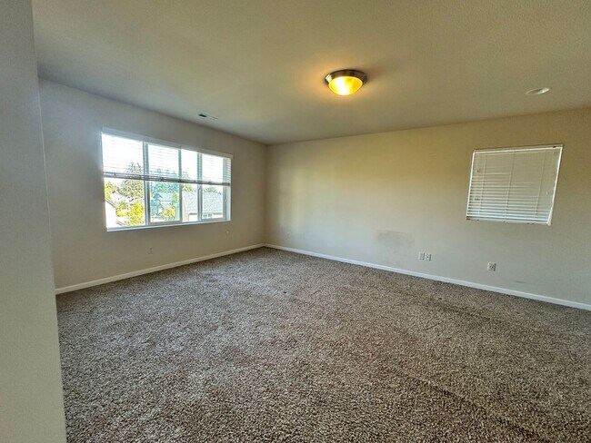 Building Photo - 2687 NW Beehollow Ln