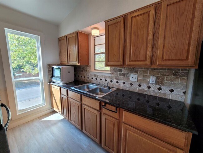 Building Photo - 104 W 35th St