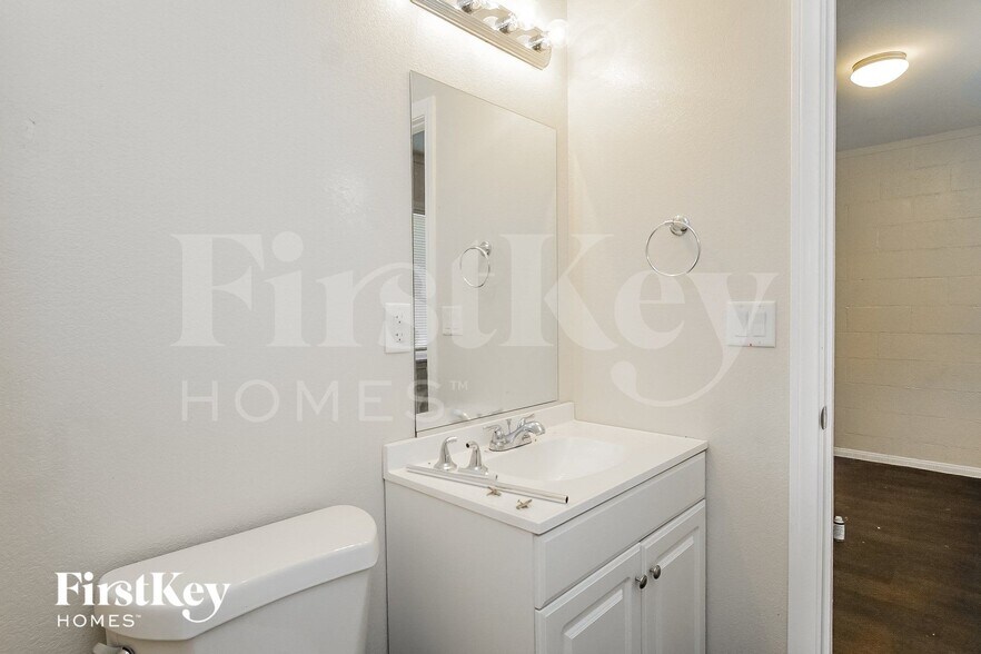 Building Photo - 2128 Carver Ave