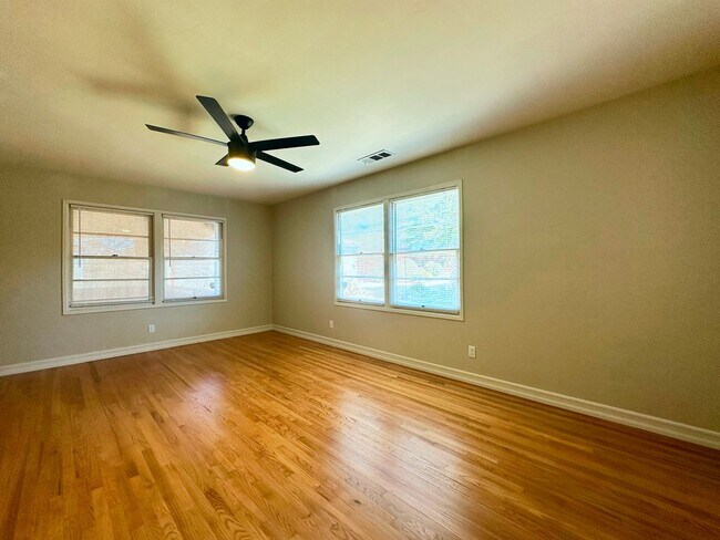 Building Photo - Welcome to your new home located centrally...