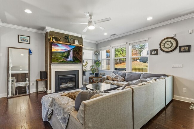 Building Photo - Stylish, Energy-Efficient 3 Bed/2.5 Bath H...