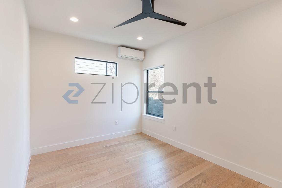 Building Photo - 2916 E 13th St