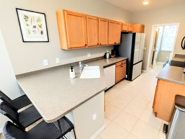 Building Photo - Seasonal/short term/annual  3/3 spacious townhouse with water view off University PKWY