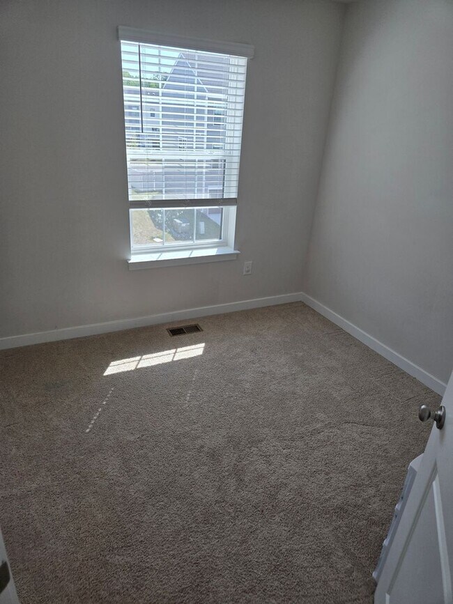 Building Photo - Beautiful Townhome in La Plata