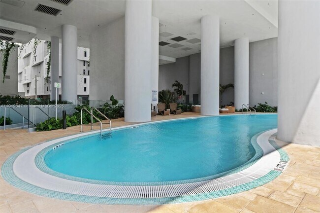 Building Photo - 700 NE 24th St