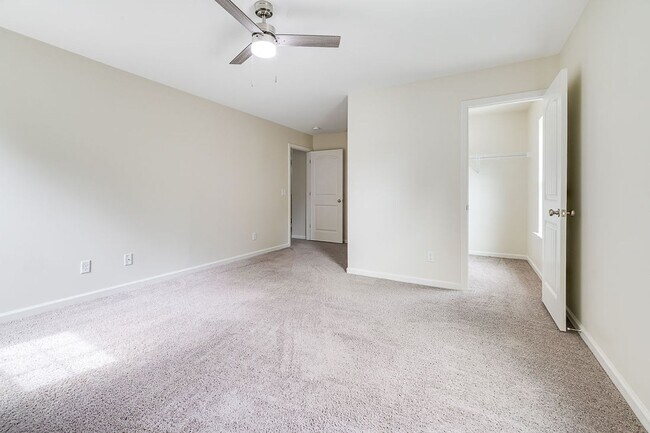 Building Photo - Spacious Custom 8 Bed 4.5 Bath Home on Lar...