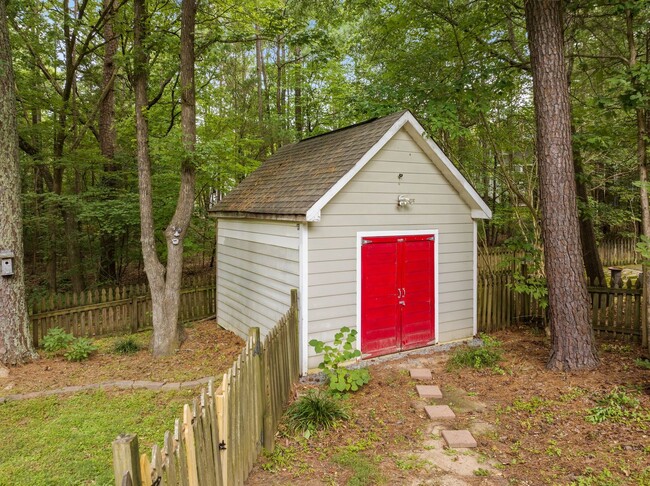 Building Photo - Gorgeous 3 Bedroom Traditional Home Locate...