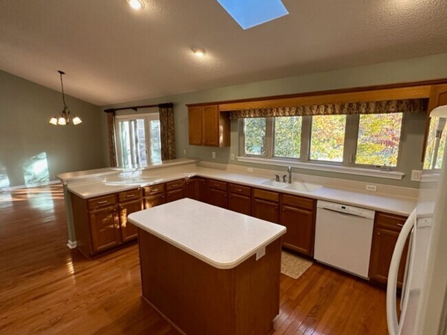 Building Photo - Golf Front Rental *Unfurnished*