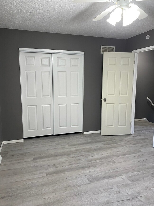 Building Photo - "Charming & Convenient Living: Spacious 2-Bedroom Duplex with 1.5 Baths on Schuetzen Ln, Davenport"