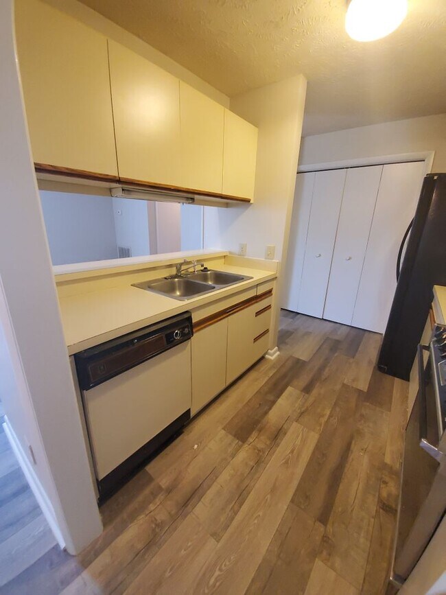 Building Photo - 672 Bartons Landing Pl