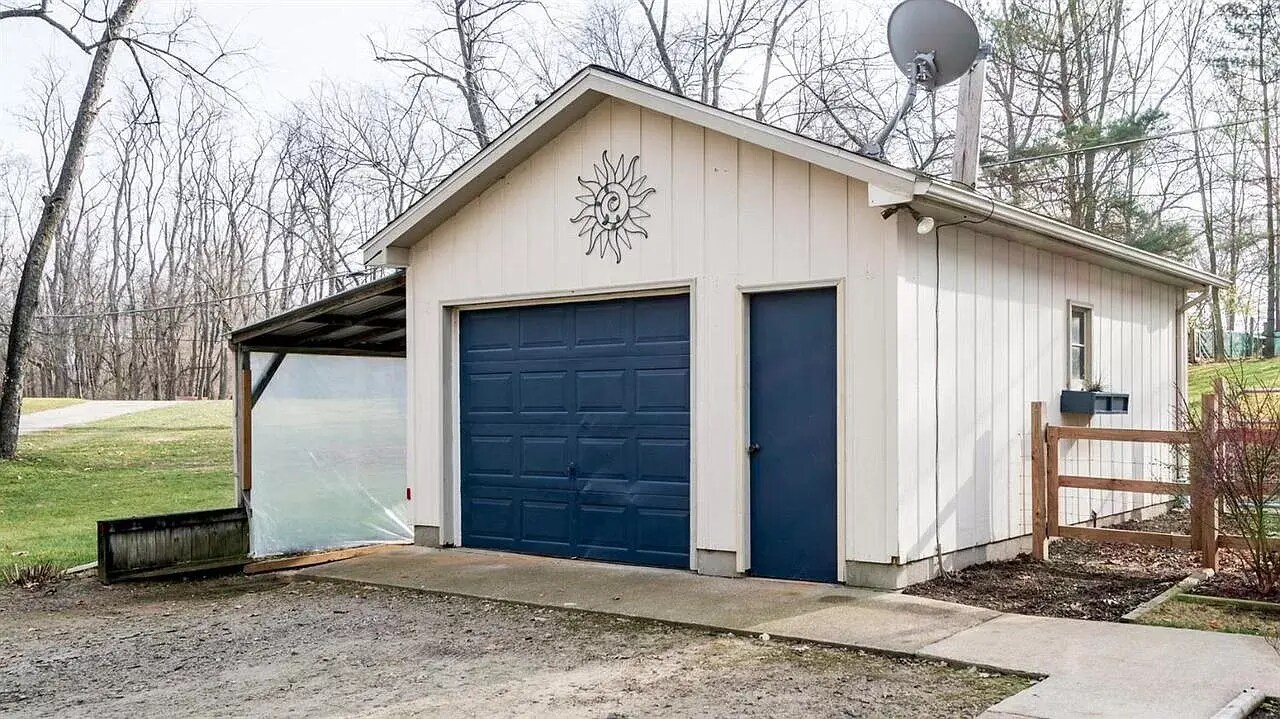 Garage - 5010 Bolla Rd