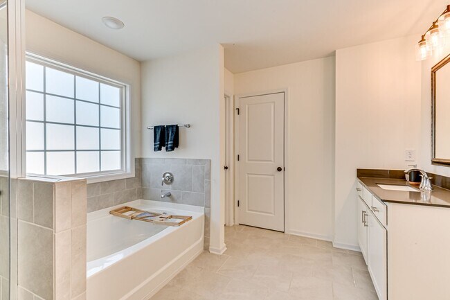Building Photo - Two Story home in Quaker Knoll! Ready now !