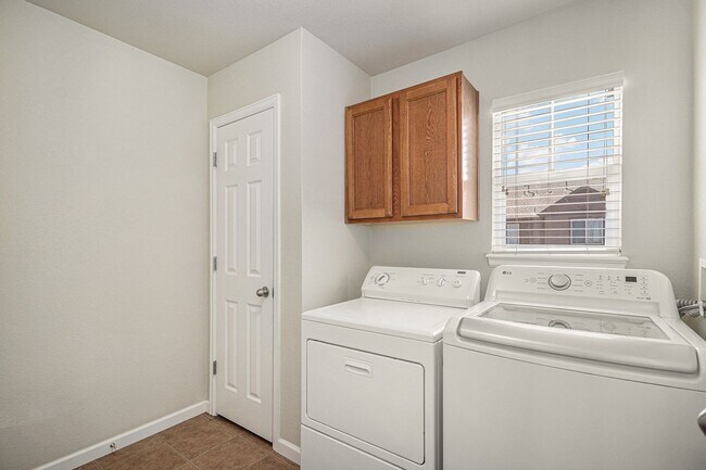 Building Photo - Spacious 3 bedroom in the heart of Castle Rock!
