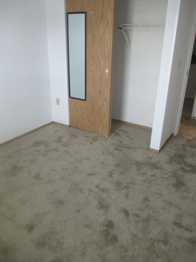 Building Photo - Three Bedroom Two Bath Condo Near Campus