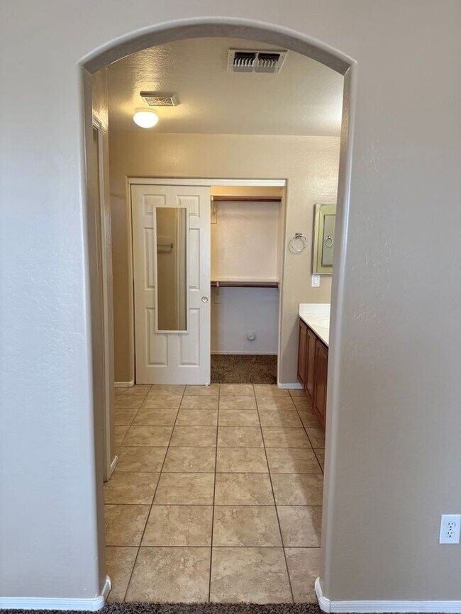 Building Photo - GREAT 4BEDROOM/3BATH HOME WITH ALL THAT YO...