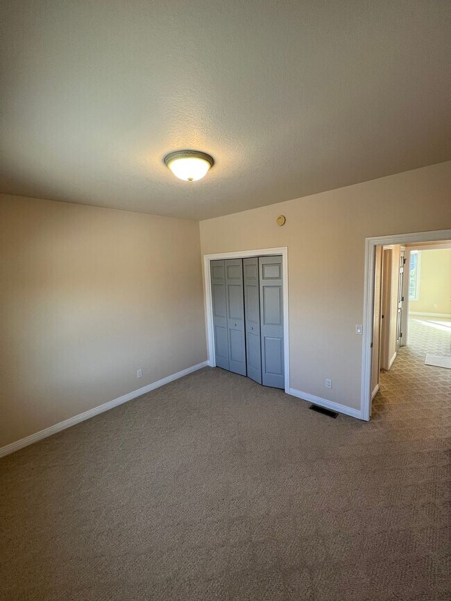 Building Photo - Beautiful Five-Bedroom, Three-Bathroom Home for Rent