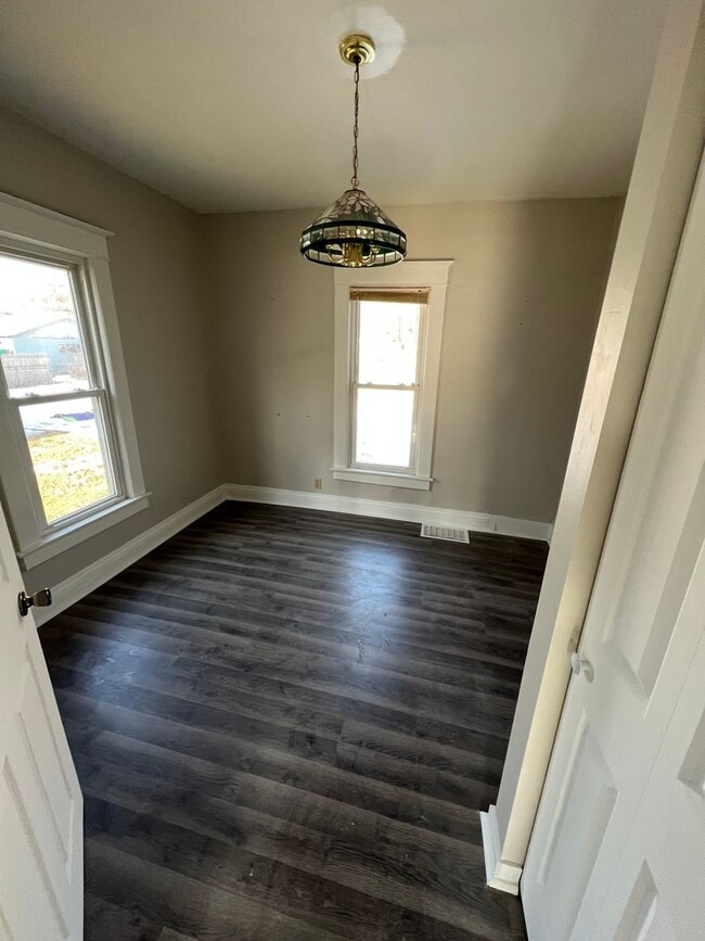 Building Photo - 3 Bedroom 2 Bathroom Home