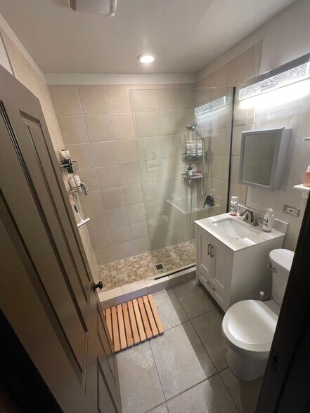 Bathroom - 141 Parkwood Ave