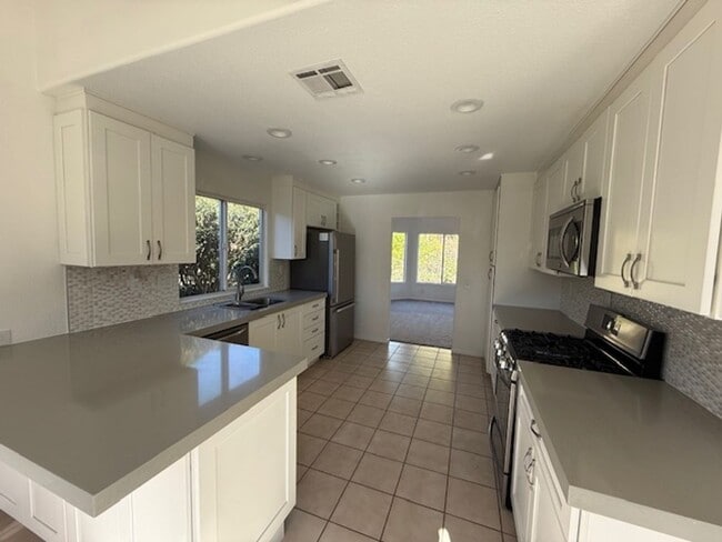 Building Photo - Laguna De La Paz