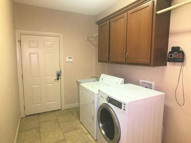 Building Photo - 4Bed/3.5Bath WITH A POOL Now available in Mcallen TX