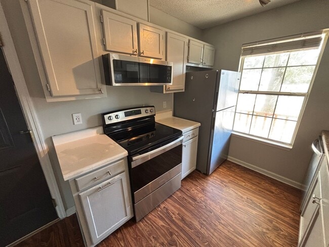 Building Photo - Spacious 4-Bed, 2-Bath Home with Yard and ...