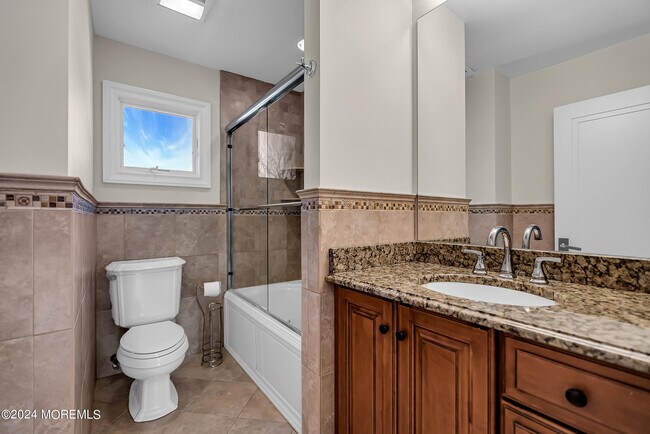 Building Photo - 215 Hollywood Ave