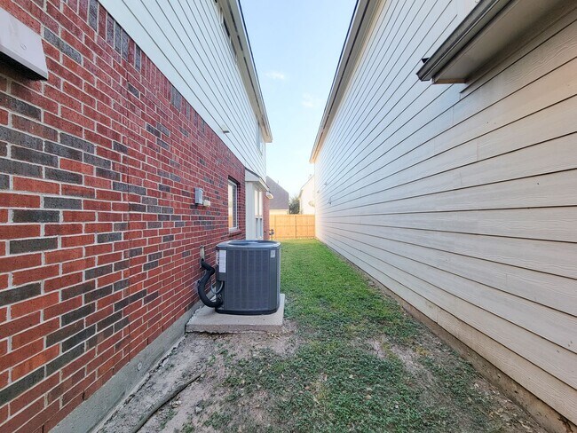 Building Photo - Gorgeous Large Floorplan with High Ceilings!