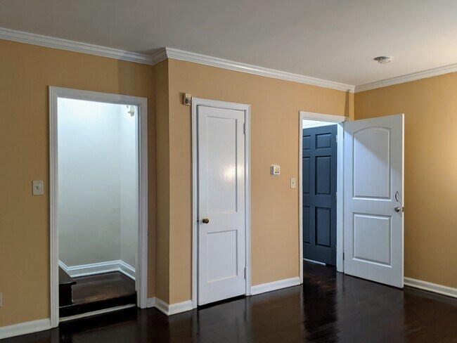 Building Photo - Charming 1 Bedroom Duplex in Buckhead!