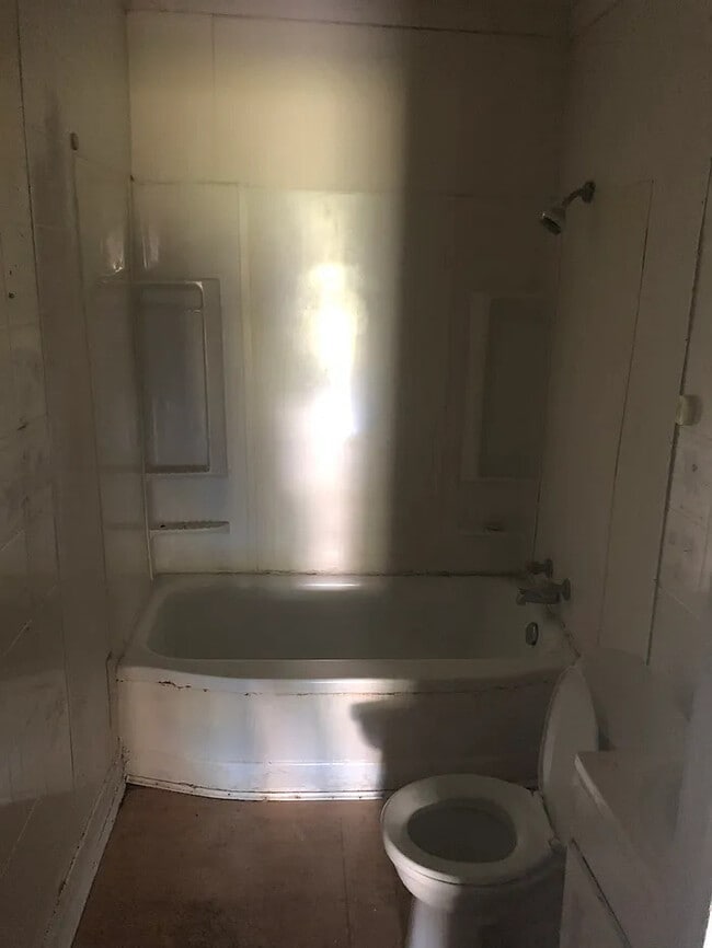 Building Photo - 2 Bedroom 1 Bathroom