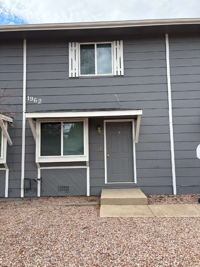 Building Photo - 2 bedroom townhouse - Mineola C