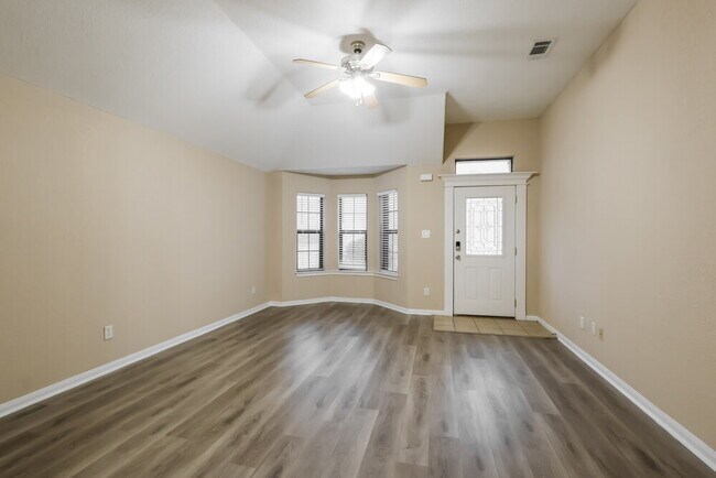 Building Photo - 131 Golfview Ct