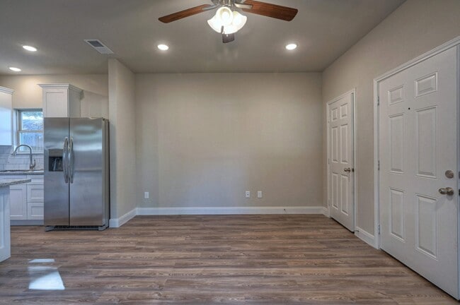 Building Photo - 9638 WARM Spgs