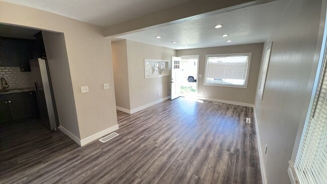 Building Photo - 4 Bed / 2.5 Bath Home in Kearns