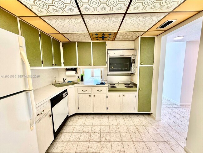 Building Photo - 1410 S Ocean Dr