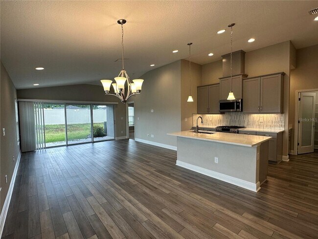 Building Photo - 12569 Oak Hill Way