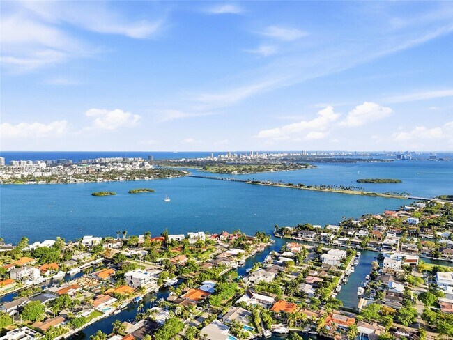 Building Photo - 2370 NE 135th St