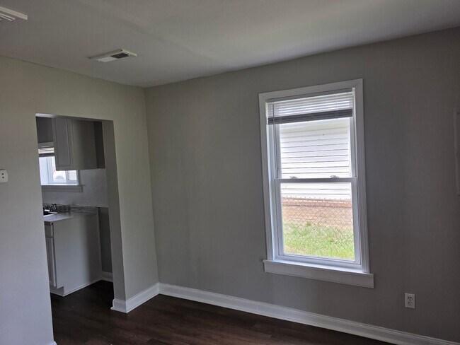 Building Photo - 2 Bedroom 1 Bath House in Southwest Roanoke