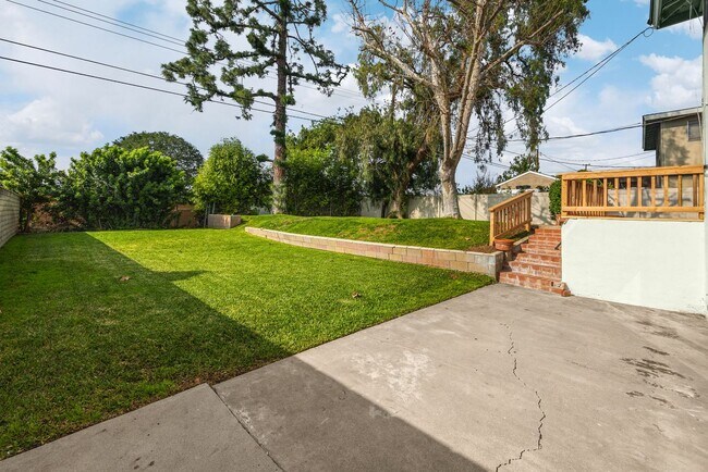 Building Photo - Tri Level 4 bedroom plus Family Room in Yorba Linda