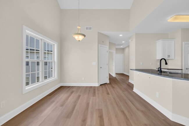 Building Photo - Beautifully renovated condo offering 3 Bed...