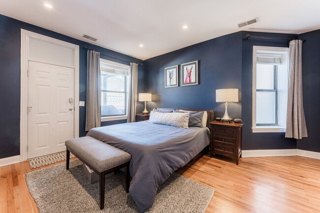 Building Photo - 726 W Addison St