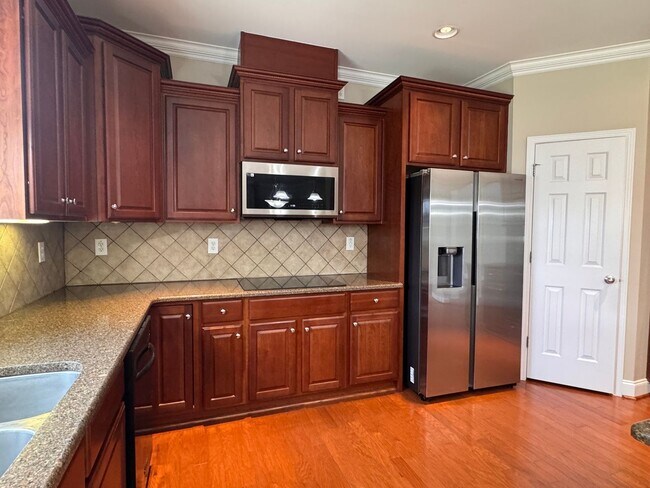 Building Photo - Stunning 5 Bedroom 4 Bath Home with 3 Car ...