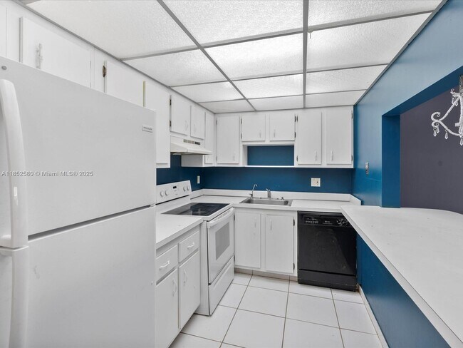 Building Photo - 4172 Inverrary Dr