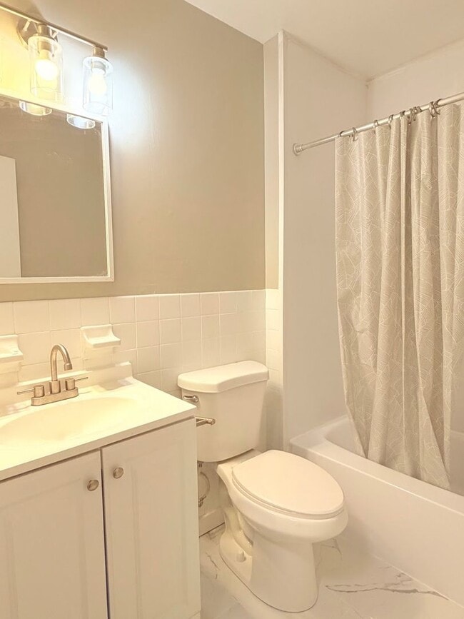 Building Photo - 3 Bedroom House