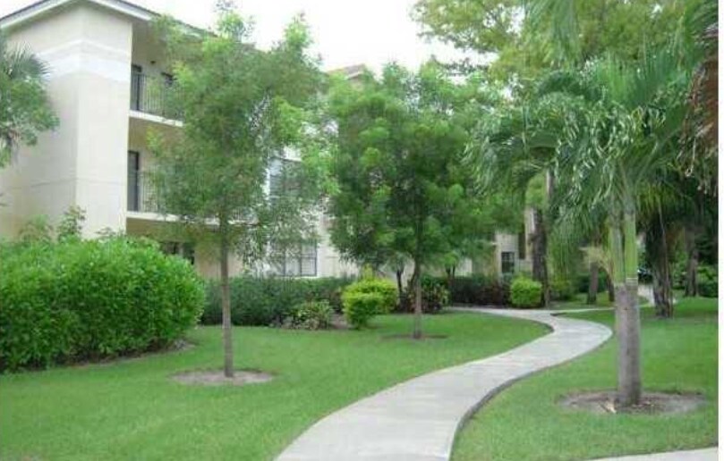 Beautiful community with many well-laid walking paths - 550 S Park Rd