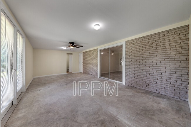 Building Photo - 914 Carrol Ave