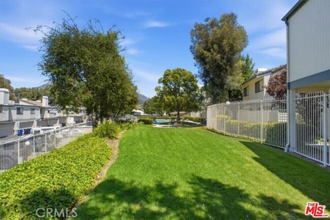 Building Photo - 10566 Sunland Blvd