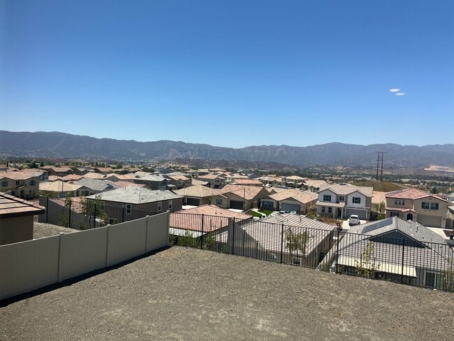 Building Photo - Lake Elsinore 5 Bedroom